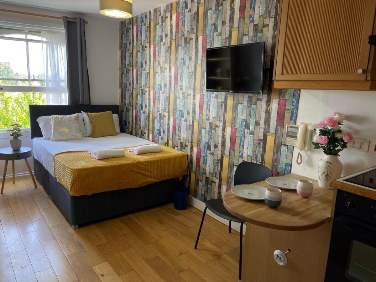 Portobello Road Artistic Studios 'Budget' ลอนดอน ห้อง รูปภาพ
