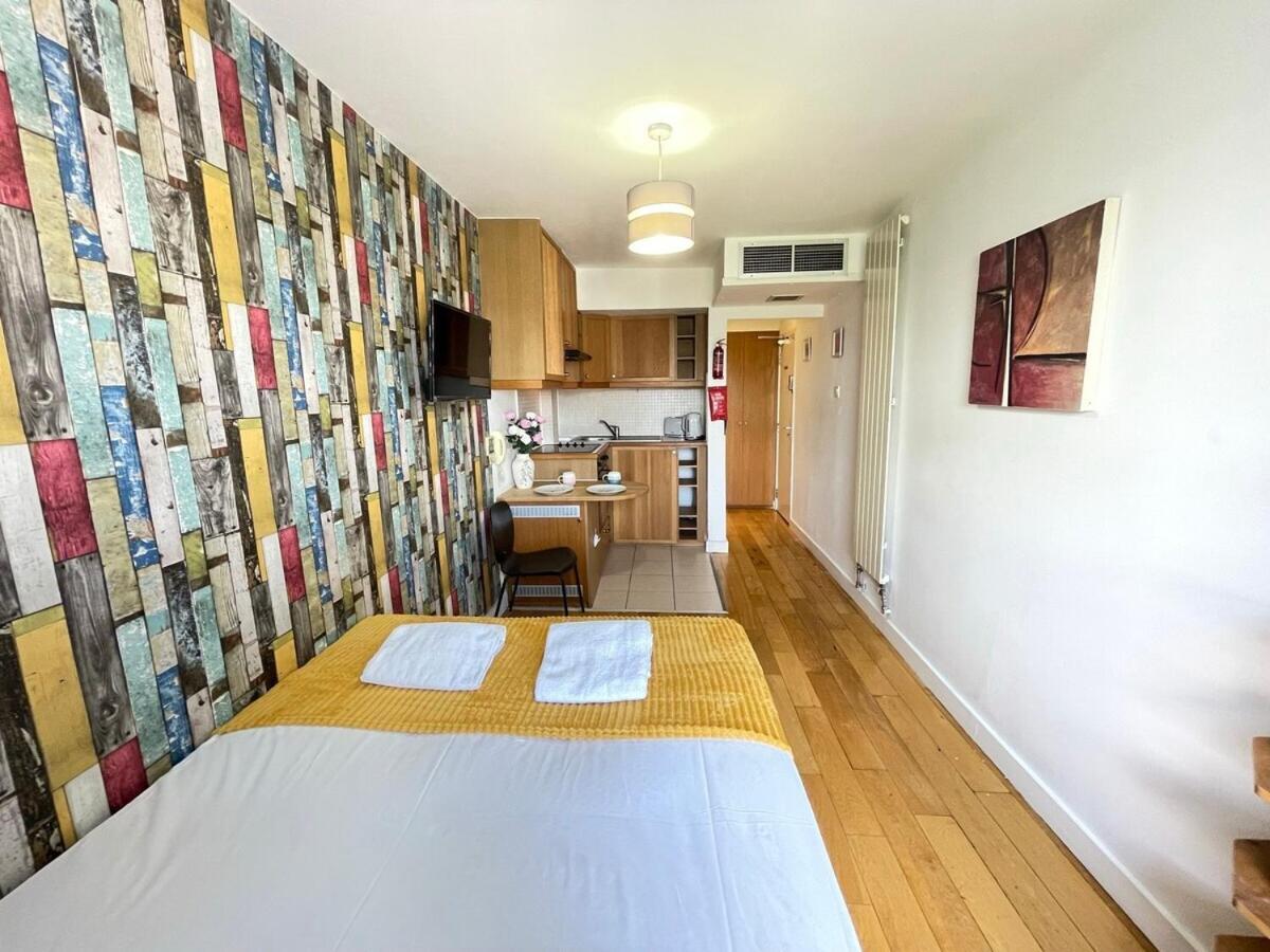 Portobello Road Artistic Studios 'Budget' ลอนดอน ห้อง รูปภาพ